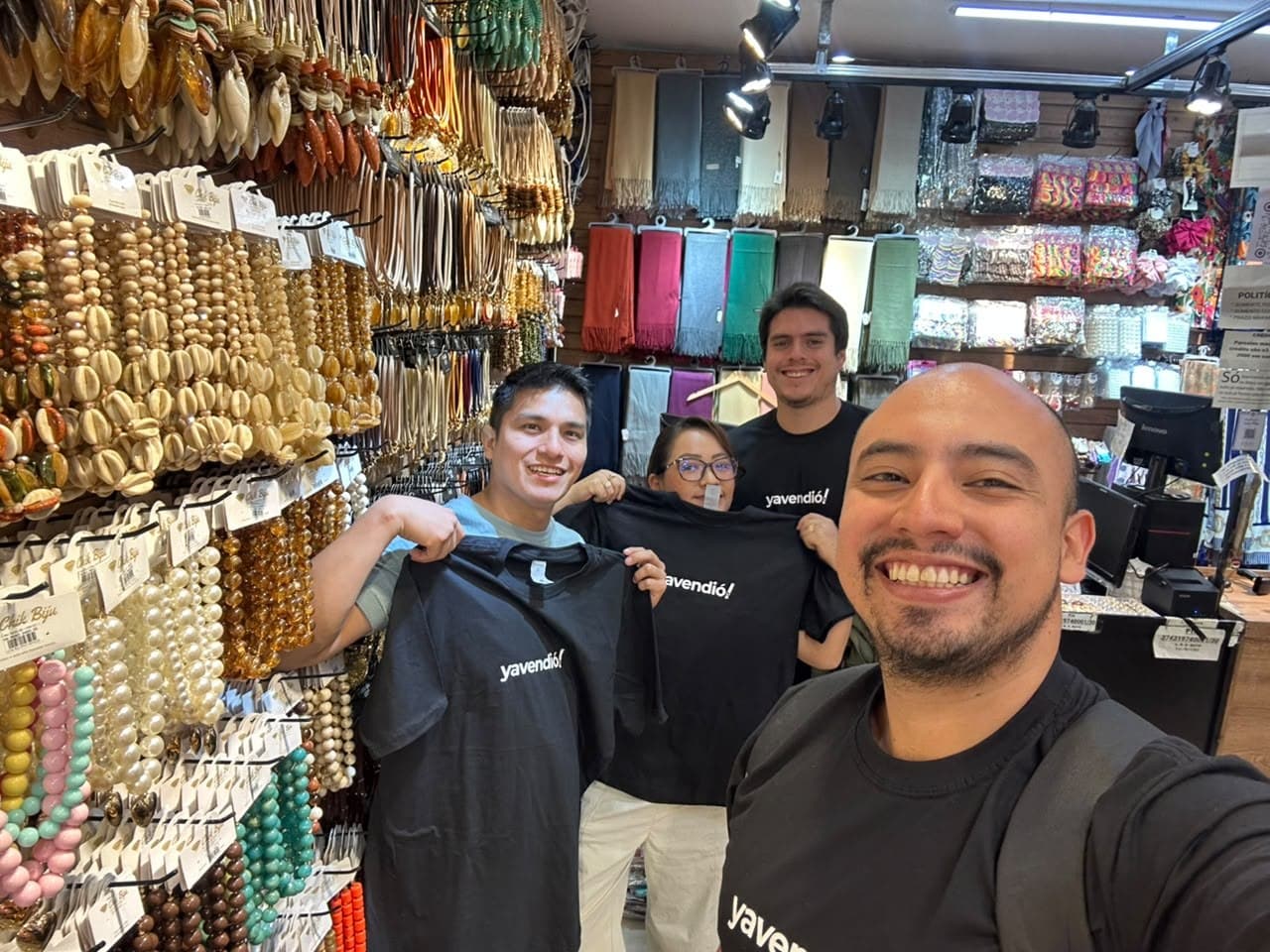 Equipo de yavendió! con los dueños de Chic Bijoux dentro de su tienda de bijuteria en el Brás