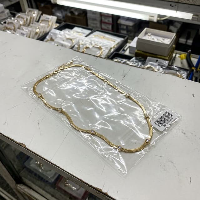 Antes: colar snake cristais fotografiado dentro de la bolsa, en la loja