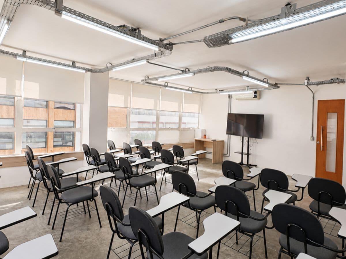 Sala de cursos de Kidé Coworking con TV y luz natural
